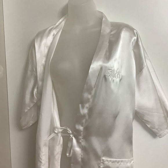White Satin Robe Medium 34-36 bust near new - Picture 3 of 10